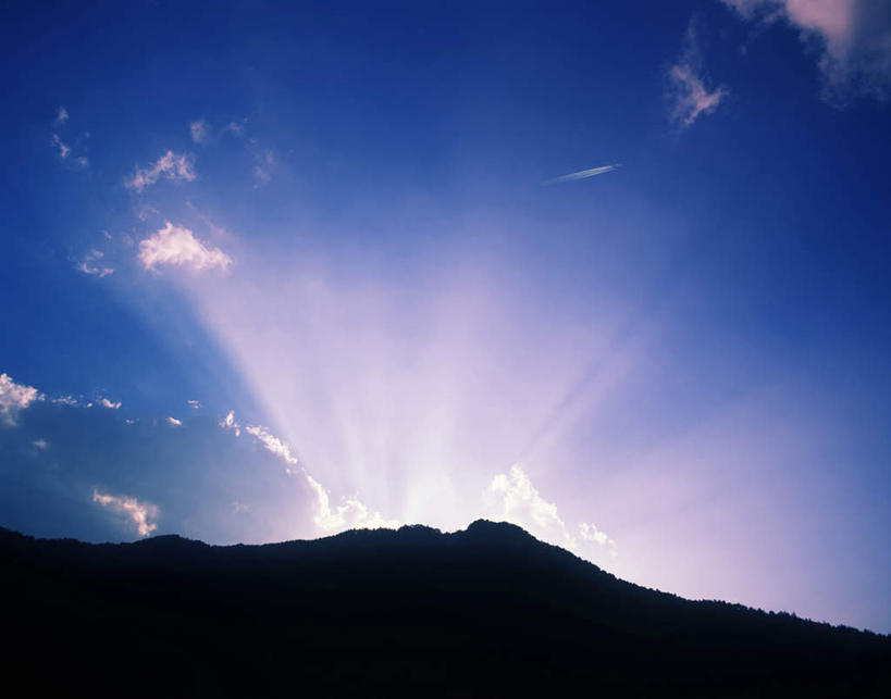 无人,横图,室外,白天,仰视,日出,山,山脉,太阳,日本,亚洲,山峰,云,云朵,朝霞,晨曦,黎明,山峦,云彩,蓝色,白云,蓝天,天空,阳光,群山,天,晴朗,东亚,本州,本州岛,日本国,中部地方,山梨,山梨县,朝阳,晴空,彩图,低角度拍摄,破晓