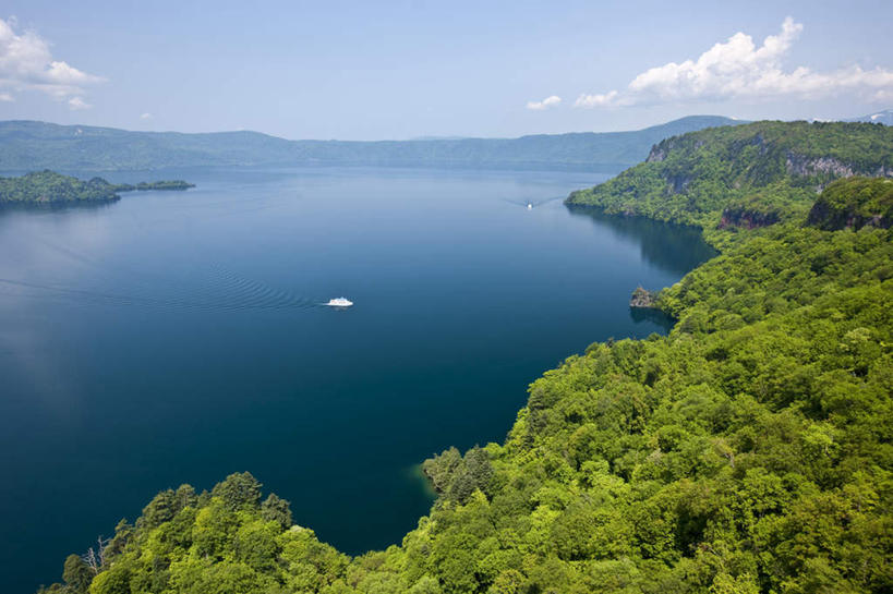 无人,公园,横图,俯视,航拍,室外,白天,旅游,度假,湖,湖泊,美景,树林,水,植物,秋田县,日本,亚洲,湖面,景观,水流,水面,云,云朵,云彩,娱乐,树,树木,蓝色,绿色,白云,蓝天,天空,自然,湖水,天,享受,休闲,景色,放松,生长,晴朗,成长,鸟瞰,自然风光,东亚,本州,本州岛,日本国,秋田,岩手,岩手县,青森,青森县,东北地方,十和田湖,十和田八幡平国立公园,晴空,彩图,高角度拍摄