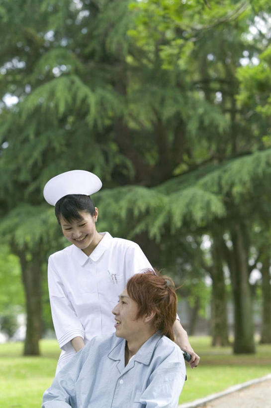 东方人,两个人,病人,护士,站,坐,竖图,室外,白天,正面,草地,草坪,森林,树林,植物,道路,路,公路,帽子,亚洲,交通,注视,黄种人,草,树,树木,绿色,自然,观察,看,站着,生长,成长,观看,察看,护士帽,白衣天使,关注,年轻女性,女人,女性,中年女性,亚洲人,患者,就医者,马路,站立,坐着,半身,彩图