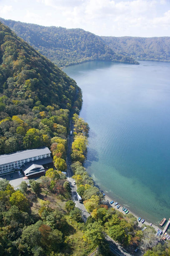 无人,公园,竖图,俯视,航拍,室外,白天,旅游,度假,湖,湖泊,美景,森林,山,山脉,树林,水,植物,秋田县,日本,亚洲,湖面,景观,山峰,水流,水面,云,云朵,山峦,云彩,娱乐,树,树木,蓝色,绿色,白云,蓝天,天空,自然,湖水,群山,天,享受,休闲,景色,放松,生长,成长,鸟瞰,自然风光,东亚,本州,本州岛,日本国,秋田,岩手,岩手县,青森,青森县,东北地方,十和田湖,十和田八幡平国立公园,彩图,高角度拍摄