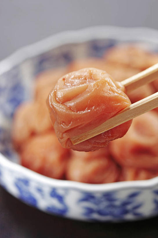 无人,竖图,俯视,室内,特写,白天,餐桌,筷子,桌子,餐具,一堆,一双,许多,阴影,堆叠,堆积,朦胧,模糊,反射,影子,陶瓷,食品,陶瓷制品,很多,文化,传统,食物,腌制,一个,容器,碗,甜食,摄影,蜜饯,影棚,单个,餐台,储藏,堆,礼节,储存,礼仪,梅子,果脯,梅干,进餐用具,彩图,高角度拍摄,影棚拍摄,拍摄,贮存