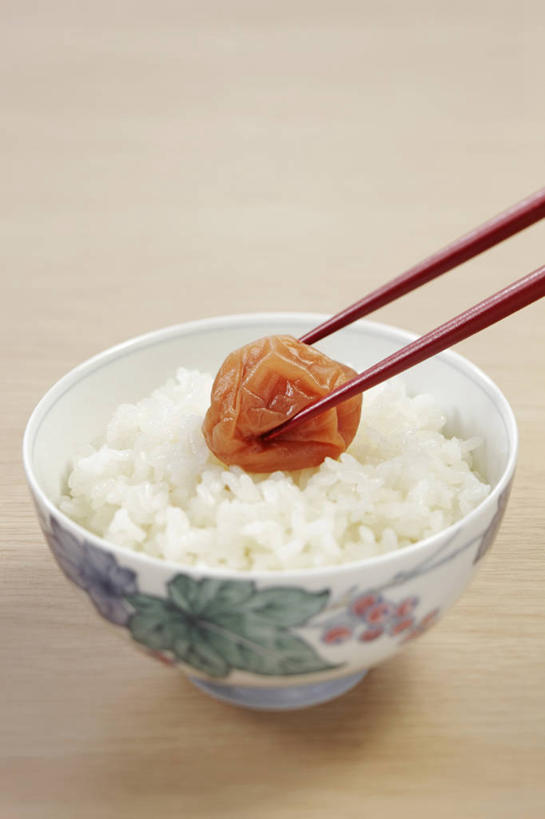 米饭,无人,竖图,俯视,室内,特写,白天,烹饪,餐桌,筷子,桌子,餐具,一双,阴影,反射,影子,陶瓷,日本料理,料理,食品,陶瓷制品,文化,传统,菜肴,美食,食物,一个,容器,碗,日式料理,日式,摄影,佳肴,影棚,单个,餐台,储藏,礼节,五谷,储存,礼仪,梅子,梅干,日本梅丼,梅子饭,饭食,进餐用具,彩图,高角度拍摄,影棚拍摄,拍摄,贮存