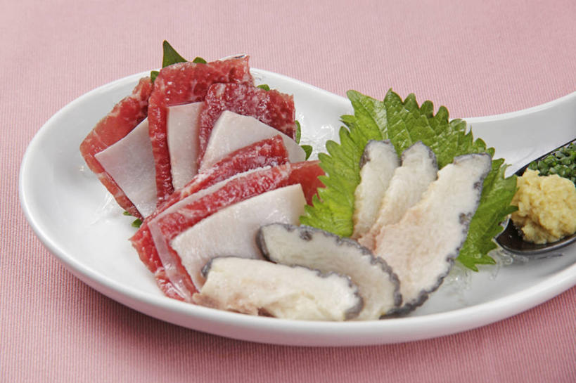 三文鱼,无人,横图,俯视,室内,特写,白天,烹饪,餐桌,桌子,鲑鱼,餐具,叶子,阴影,粉色背景,反射,碟子,盘,影子,日本料理,料理,食品,绿叶,菜肴,美食,食物,一个,盘子,碟,日式料理,日式,嫩叶,摄影,佳肴,影棚,单个,餐台,大马哈鱼,撒蒙鱼,萨门鱼,冰海之皇,鲑,马哈鱼,麻哈鱼,大麻哈鱼,三文鱼刺身,叶,叶片,彩图,高角度拍摄,影棚拍摄,拍摄,刺身