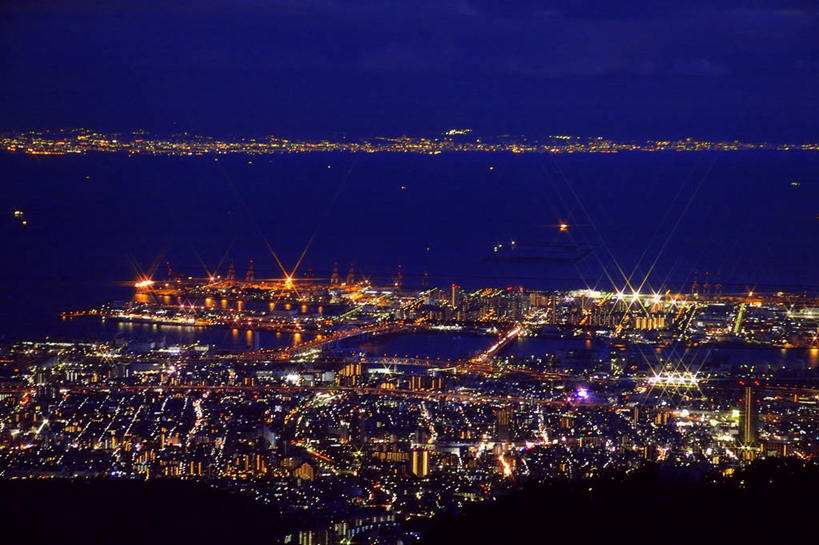 无人,家,横图,全景,俯视,航拍,室外,夜晚,旅游,度假,海浪,海洋,美景,天际线,城市风光,城市,建筑,夜景,日本,亚洲,阴影,光线,影子,房屋,屋子,景观,浪花,公寓,灯光,娱乐,建设,洋房,楼房,住宅,天空,海水,天,享受,休闲,景色,放松,鸟瞰,海景,东亚,本州,本州岛,日本国,近畿地方,近畿,兵库,兵库县,神户,神户市,神戸,县厅,神戸市,北区,大海,风浪,海,海水的波动,近岸浪,涌浪,彩图,高角度拍摄,房子,东滩区,六甲山,六甲山花园馆