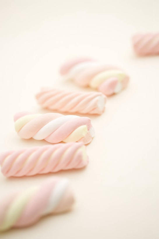 无人,竖图,俯视,室内,特写,白天,餐桌,桌子,一排,许多,阴影,整齐,并列,并排,反射,影子,食品,糖,糖果,甜点,甜品,软糖,很多,棉花糖,食物,排列,粉色,甜食,摄影,影棚,餐台,队列,平行,彩图,高角度拍摄,影棚拍摄,拍摄