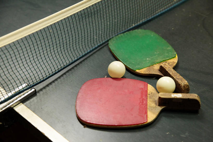 无人,横图,俯视,室内,特写,白天,静物,阴影,反射,影子,乒乓球拍,乒乓球装备,乒乓球桌,球拍,运动器械,红色,绿色,四个,健身器械,健身器材,乒乓球球拍,乒乓球,乒乓球运动,彩图,高角度拍摄,乒乓球台,运动器材
