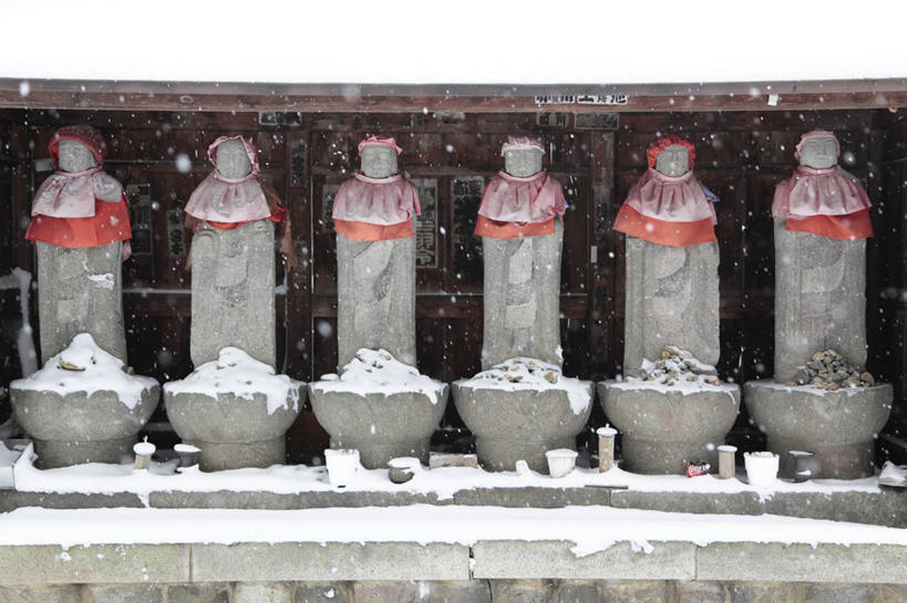 无人,横图,室外,白天,正面,度假,美景,雪,大雪,城市风光,城市,雕塑,日本,亚洲,一排,许多,神话,艺术,整齐,装饰,雕刻,雕像,积雪,景观,雪景,冬季,冬天,很多,文化,娱乐,石雕,排列,工艺品,享受,休闲,景色,放松,寒冷,纪念,美术,队列,主题,传说,陈列,东亚,菩萨,日本国,功能,美学,严寒,地藏王菩萨,地藏菩萨,彩图,四大菩萨,愿力