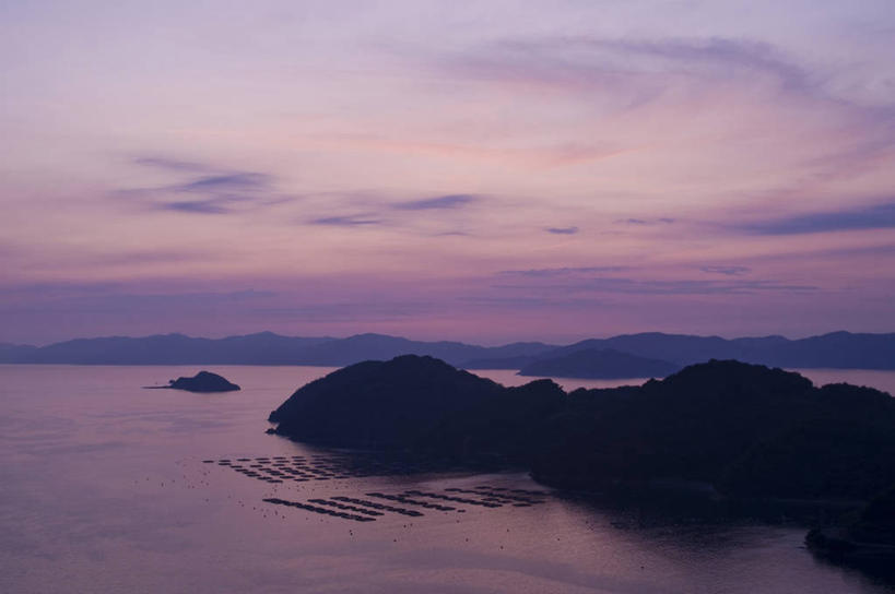 无人,横图,俯视,室外,白天,旅游,度假,海浪,海洋,石头,美景,日落,山,山脉,爱媛县,日本,亚洲,石子,景观,浪花,山峰,晚霞,霞光,落日,山峦,背光,娱乐,自然,海水,黄昏,群山,享受,休闲,景色,彩霞,放松,自然风光,逆光,海景,东亚,日本国,爱媛,四国地方,四国,四国岛,夕照,薄暮,大海,风浪,海,海水的波动,近岸浪,石块,岩石,涌浪,夕阳,彩图,高角度拍摄,傍晚,斜阳