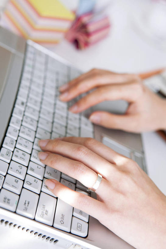 东方人,手,一个人,商务人士,商务女性,办公室,竖图,俯视,室内,特写,白天,电脑,笔记本电脑,家具,桌子,名片,亚洲,双手,仅一个年轻女性,仅一个女性,仅一个人,敲打,阴影,套装,朦胧,模糊,反射,网络,信息,影子,办公桌,联系,黄种人,输入,通讯设备,架子,卡片,打字,手部,点击,敲击,无线,通信设备,商务装,身份,无线网络,无线上网,便携式电脑,工薪阶层,办公家具,名刺,名帖,交往,名片架,旋转名片架,按键,手提电脑,年轻女性,女人,女性,亚洲人,白领,上班族,半身,彩图,高角度拍摄,商业,桌面名片架