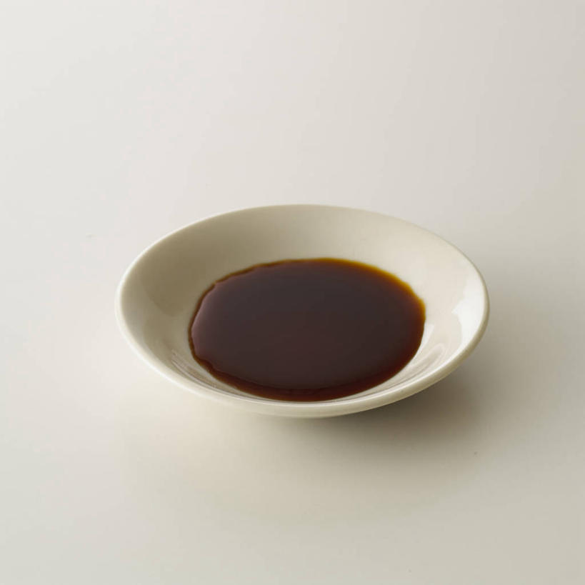 无人,方图,俯视,室内,特写,白天,白色背景,餐桌,桌子,餐具,阴影,反射,碟子,盘,影子,调料,调味品,调味料,酱油,一个,白色,盘子,碟,摄影,影棚,单个,餐台,豉油,彩图,高角度拍摄,影棚拍摄,拍摄