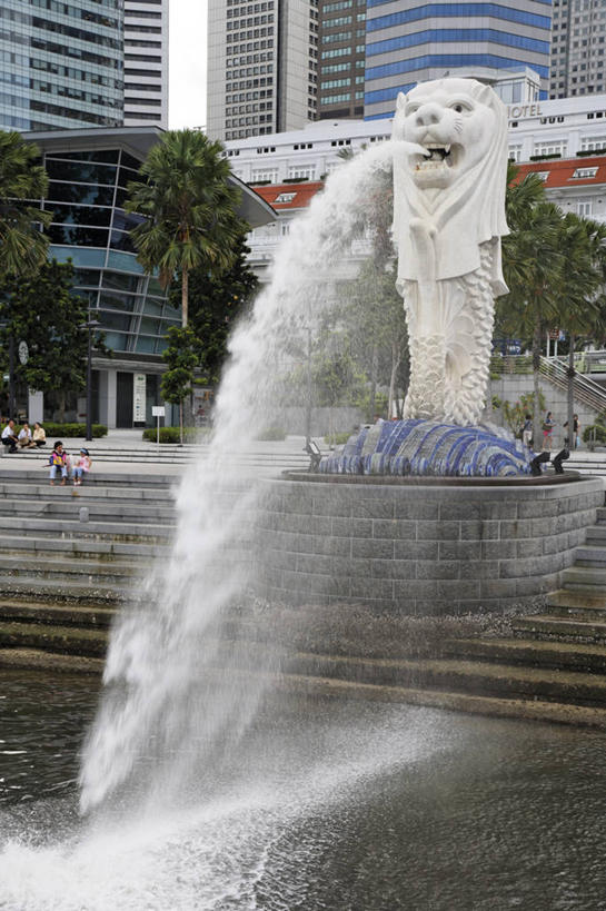 无人,高楼大厦,竖图,室外,白天,正面,旅游,度假,办公楼,水,植物,标志建筑,大厦,地标,建筑,摩天大楼,喷泉,写字楼,雕塑,新加坡,亚洲,飞溅,艺术,装饰,溅,雕刻,雕像,液体,景观,水滴,文化,娱乐,建设,水珠,树,树木,绿色,自然,工艺品,楼宇,品味,享受,休闲,旅游胜地,商务楼,放松,东南亚,生长,成长,纪念,美术,喷洒,主题,水景,陈列,鱼尾狮,鱼尾狮公园,功能,美学,美观,新加坡共和国,狮头鱼尾像,设计,彩图,大楼,高层建筑,高楼,摩天楼,新加坡中区,狮城,星岛,星洲
