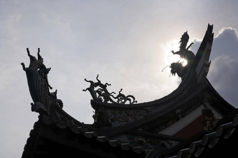 无人,寺庙,横图,室外,白天,仰视,旅游,度假,成功,名胜古迹,标志建筑,地标,建筑,雕塑,新加坡,亚洲,阴影,节日,遗迹,艺术,装饰,光线,龙,雕刻,雕像,影子,屋顶,云,云朵,背光,燃烧,云彩,顶棚,古迹,文化,文物,娱乐,建设,古建筑,蓝色,白云,蓝天,天空,阳光,香火,工艺品,庙宇,天,祈祷,享受,休闲,健康,旅游胜地,放松,许愿,宗教,东南亚,信仰,晴朗,纪念,祈求,美术,高贵,主题,图腾,传说,逆光,陈列,古文明,功能,美学,祥瑞,新加坡共和国,灵兽,权势,尊荣,天福宫,平安,幸运,晴空,彩图,低角度拍摄,庙,寺,新加坡中区,狮城,星岛,星洲