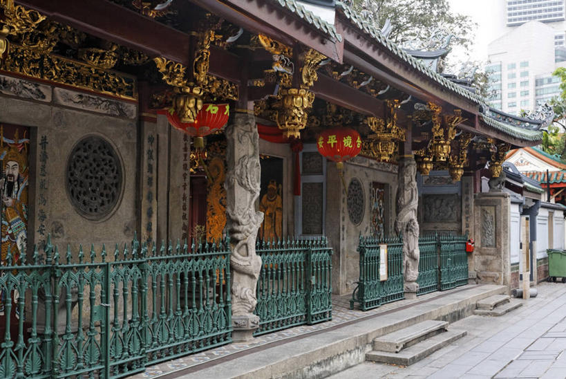 无人,寺庙,栏杆,横图,室外,白天,正面,旅游,度假,名胜古迹,植物,标志建筑,地标,建筑,照明,新加坡,亚洲,吊挂,悬挂,阴影,节日,遗迹,光线,灯笼,瓦片,影子,纸灯笼,屋顶,围栏,燃烧,挂,顶棚,瓦,古迹,文化,文物,娱乐,建设,古建筑,护栏,树,树木,绿色,阳光,自然,香火,灯具,庙宇,祈祷,享受,休闲,健康,旅游胜地,放松,许愿,宗教,建造,东南亚,信仰,生长,成长,纪念,祈求,照亮,照明设备,古文明,屋瓦,新加坡共和国,天福宫,平安,彩图,庙,寺,新加坡中区,狮城,星岛,星洲