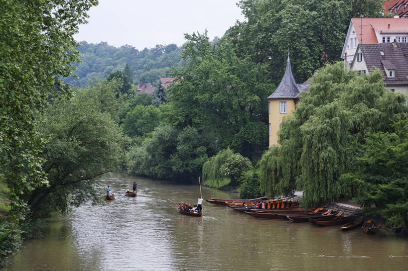 西方人,三个人,家,站,坐,横图,室外,白天,正面,度假,河流,美景,树林,水,植物,城市风光,城市,船,德国,欧洲,欧洲人,行人,阴影,波纹,飞溅,服装,溅,光线,液体,影子,房屋,屋子,河水,景观,水滴,水流,公寓,木船,注视,休闲装,娱乐,洋房,楼房,路人,住宅,水珠,树,树木,衣服,蓝色,绿色,蓝天,水纹,天空,阳光,自然,船尾波,交通工具,波浪,天,观察,看,站着,享受,休闲,休闲服,景色,放松,服饰,生长,晴朗,成长,观看,察看,舟,西欧,关注,喷洒,载具,万里无云,德意志联邦共和国,内卡河,巴登.符腾堡,巴登.符腾堡州,巴符州,过客,男人,男性,年轻男性,年轻女性,女人,女性,白种人,晴空,晴空万里,站立,坐着,彩图,全身,房子
