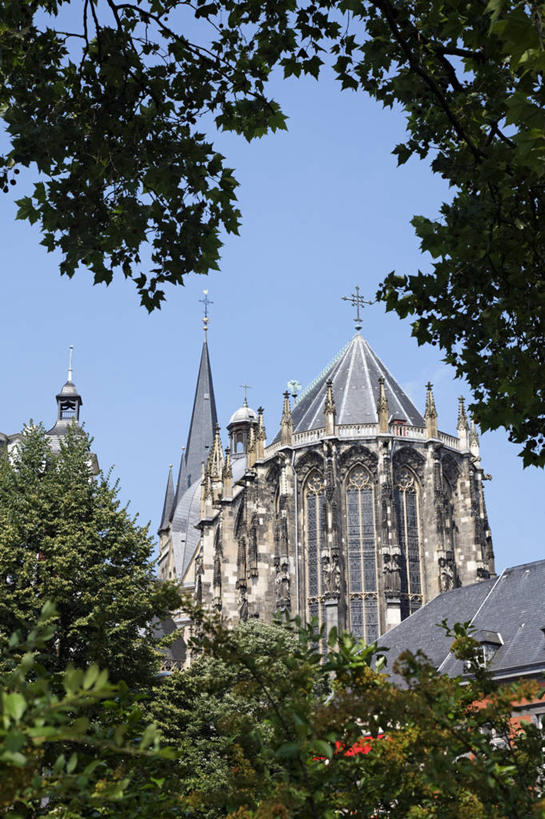 无人,教堂,竖图,室外,白天,仰视,旅游,度假,名胜古迹,植物,标志建筑,地标,建筑,德国,欧洲,阴影,节日,遗迹,光线,影子,古迹,文化,文物,娱乐,建设,古建筑,树,树木,蓝色,绿色,蓝天,天空,阳光,自然,天,祈祷,享受,休闲,健康,旅游胜地,放松,许愿,宗教,信仰,生长,晴朗,成长,纪念,祈求,西欧,信念,古文明,万里无云,德意志联邦共和国,北威州,北莱茵.威斯特法伦州,阿亨,亚琛,亚琛大教堂,平安,晴空,晴空万里,彩图,低角度拍摄,大教堂,礼拜堂