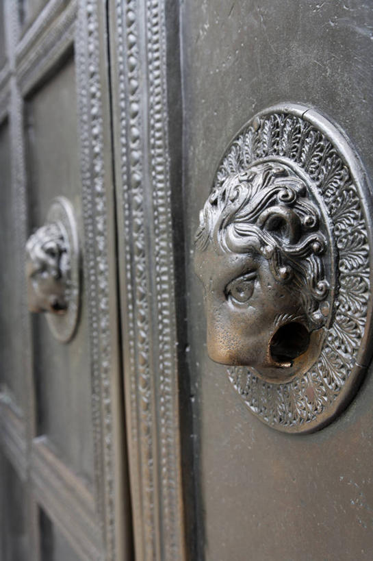 无人,竖图,室内,特写,白天,正面,旅游,度假,名胜古迹,门,标志建筑,地标,建筑,雕塑,德国,欧洲,阴影,遗迹,艺术,装饰,反射,纹路,雕刻,雕像,纹理,影子,墙,古迹,文物,娱乐,建设,古建筑,墙壁,墙面,把手,门把手,工艺品,门框,享受,休闲,旅游胜地,放松,纪念,门把,美术,西欧,主题,陈列,古文明,德意志联邦共和国,肌理,功能,美学,北威州,北莱茵.威斯特法伦州,阿亨,亚琛,亚琛大教堂,拉手,彩图