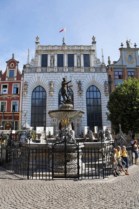 无人,栏杆,竖图,室外,白天,正面,度假,美景,城市风光,城市,喷泉,旗帜,雕塑,欧洲,波兰,阴影,艺术,装饰,飘扬,光线,雕刻,雕像,影子,景观,围栏,文化,娱乐,旗子,护栏,蓝色,蓝天,天空,阳光,工艺品,天,品味,享受,休闲,景色,放松,晴朗,纪念,飘逸,美术,飞扬,主题,水景,陈列,中欧,万里无云,海神喷泉,功能,美学,美观,旌旗,旗号,波兰共和国,设计,晴空,晴空万里,彩图