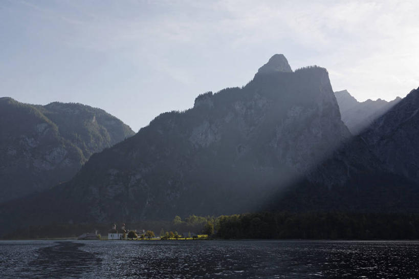 无人,公园,横图,室外,白天,正面,旅游,度假,湖,湖泊,美景,山,山脉,水,德国,欧洲,阴影,波纹,光线,影子,湖面,景观,山峰,水流,水面,云,云朵,涟漪,山峦,云彩,娱乐,蓝色,白云,倒影,蓝天,水纹,天空,阳光,自然,波浪,湖水,群山,天,享受,休闲,景色,放松,晴朗,倒映,国家公园,西欧,自然风光,德意志联邦共和国,水晕,巴伐利亚,巴伐利亚州,拜恩州,拜恩自由州,反照,贝希特斯加登,贝希特斯加登县,贝希特斯加登国家公园,晴空,彩图