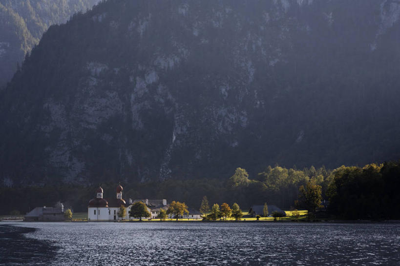 无人,公园,家,横图,室外,白天,正面,旅游,度假,草地,草坪,湖,湖泊,美景,山,山脉,树林,水,植物,德国,欧洲,阴影,波纹,光线,影子,房屋,屋子,湖面,景观,山峰,水流,水面,涟漪,山峦,娱乐,楼房,住宅,草,树,树木,绿色,倒影,水纹,阳光,自然,波浪,湖水,群山,享受,休闲,景色,放松,生长,成长,倒映,国家公园,西欧,自然风光,德意志联邦共和国,水晕,巴伐利亚,巴伐利亚州,拜恩州,拜恩自由州,反照,贝希特斯加登,贝希特斯加登县,贝希特斯加登国家公园,彩图,房子