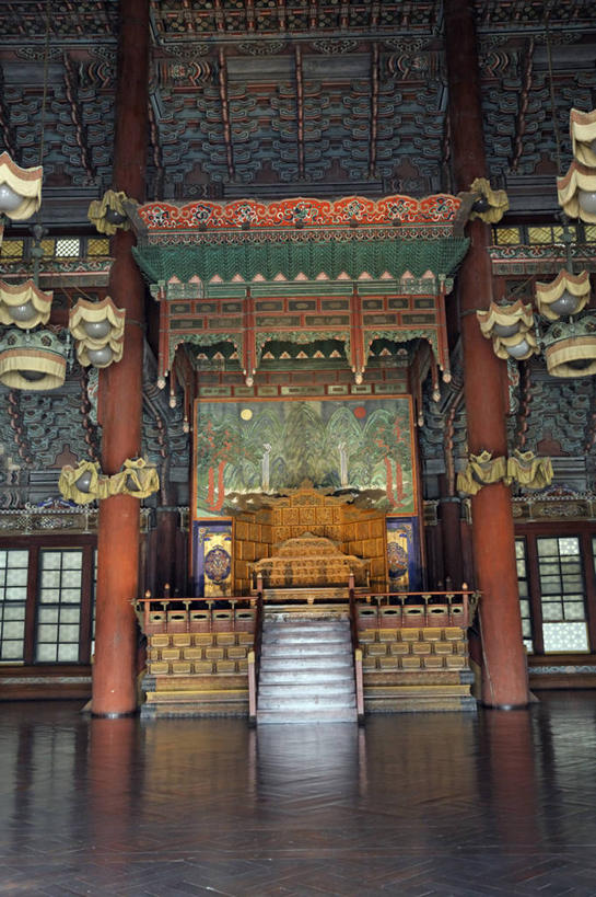 无人,竖图,室内,白天,正面,旅游,度假,名胜古迹,标志建筑,地标,建筑,椅子,雕塑,首尔,汉城,韩国,亚洲,阴影,遗迹,艺术,装饰,反射,雕刻,雕像,影子,柱子,首都,古迹,文物,娱乐,建设,古建筑,工艺品,享受,休闲,旅游胜地,放松,纪念,美术,主题,陈列,古文明,东亚,功能,美学,大韩民国,首尔市,首尔特别市,特别市,钟路区,彩图,昌庆宫