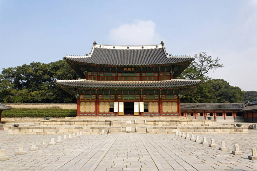 无人,栏杆,横图,室外,白天,正面,旅游,度假,草地,草坪,名胜古迹,树林,植物,楼梯,标志建筑,地标,建筑,首尔,汉城,韩国,亚洲,阴影,遗迹,光线,扶手,瓦片,影子,阶梯,屋顶,云,云朵,首都,云彩,顶棚,瓦,古迹,文物,娱乐,建设,古建筑,护栏,台阶,草,树,树木,蓝色,绿色,白云,蓝天,天空,阳光,自然,天,享受,休闲,旅游胜地,放松,建造,生长,晴朗,成长,古文明,东亚,屋瓦,大韩民国,首尔市,首尔特别市,特别市,钟路区,晴空,彩图,昌庆宫