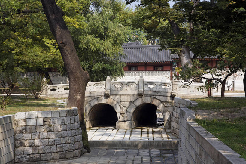 无人,横图,室外,白天,正面,旅游,度假,草地,草坪,名胜古迹,树林,植物,门,标志建筑,地标,建筑,首尔,汉城,韩国,亚洲,阴影,遗迹,光线,瓦片,影子,墙,屋顶,拱门,首都,顶棚,瓦,古迹,文物,娱乐,建设,古建筑,墙壁,墙面,草,树,树木,绿色,阳光,自然,门框,享受,休闲,旅游胜地,放松,建造,生长,成长,古文明,东亚,屋瓦,大韩民国,首尔市,首尔特别市,特别市,钟路区,彩图,昌庆宫