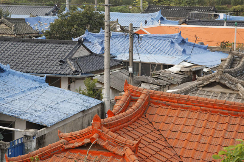 无人,家,横图,室外,白天,正面,旅游,度假,美景,城市风光,城市,建筑,朝鲜,韩国,亚洲,电力,电线,电线杆,瓦片,线,房屋,屋顶,屋子,景观,公寓,建筑群,电能,线路,顶棚,瓦,娱乐,建设,洋房,楼房,住宅,享受,休闲,景色,放松,建造,电,电源,能量,东亚,屋瓦,大韩民国,朝鲜半岛,朝鲜民主主义人民共和国,韩半岛,彩图,房子