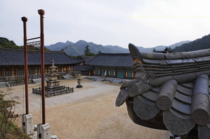 无人,寺庙,横图,室外,白天,正面,旅游,度假,名胜古迹,山,山脉,标志建筑,地标,建筑,韩国,亚洲,阴影,节日,遗迹,光线,瓦片,影子,屋顶,山峰,山峦,燃烧,顶棚,瓦,古迹,文化,文物,娱乐,建设,古建筑,蓝色,蓝天,天空,阳光,香火,庙宇,群山,天,祈祷,享受,休闲,健康,旅游胜地,放松,许愿,宗教,建造,信仰,晴朗,纪念,祈求,古文明,东亚,屋瓦,海印寺,万里无云,大韩民国,庆尚北道,平安,晴空,晴空万里,彩图,庙,寺,伽倻山,道