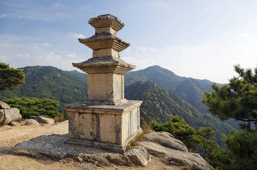 无人,寺庙,横图,室外,白天,正面,旅游,度假,石头,美景,森林,山,山脉,树林,植物,首尔,汉城,韩国,亚洲,阴影,光线,石子,影子,景观,山峰,云,云朵,塔,山峦,首都,云彩,娱乐,宝塔,树,树木,蓝色,绿色,白云,蓝天,天空,阳光,自然,庙宇,群山,天,享受,休闲,景色,放松,生长,晴朗,成长,自然风光,东亚,南山,大韩民国,首尔市,首尔特别市,特别市,浮图,浮屠,龙山区,石块,晴空,彩图,庙,寺,中区