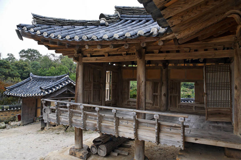 无人,家,栏杆,横图,室外,白天,正面,旅游,度假,名胜古迹,标志建筑,地标,建筑,庆州,韩国,亚洲,阴影,遗迹,光线,瓦片,影子,房屋,屋顶,屋子,围栏,走道,走廊,过道,顶棚,瓦,古迹,文物,娱乐,建设,古建筑,护栏,楼房,住宅,蓝色,蓝天,天空,阳光,天,享受,休闲,旅游胜地,放松,建造,晴朗,古文明,东亚,屋瓦,万里无云,大韩民国,庆尚北道,庆州市,晴空,晴空万里,彩图,房子,良洞村,道