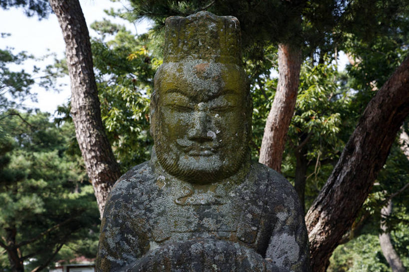 东方人,一个人,无人,横图,室外,白天,正面,旅游,度假,美景,树林,植物,雕塑,韩国,亚洲,仅一个男性,仅一个人,仅一个中年男性,阴影,艺术,装饰,光线,雕刻,雕像,影子,景观,青苔,苔藓,枝条,黄种人,娱乐,石雕,树,树木,树枝,蓝色,绿色,蓝天,天空,阳光,自然,工艺品,天,享受,休闲,景色,放松,生长,晴朗,成长,纪念,美术,自然风光,主题,陈列,东亚,将军,万里无云,功能,美学,大韩民国,虬枝,枝杈,大将,男人,男性,中年男性,亚洲人,晴空,晴空万里,半身,彩图,金庾信