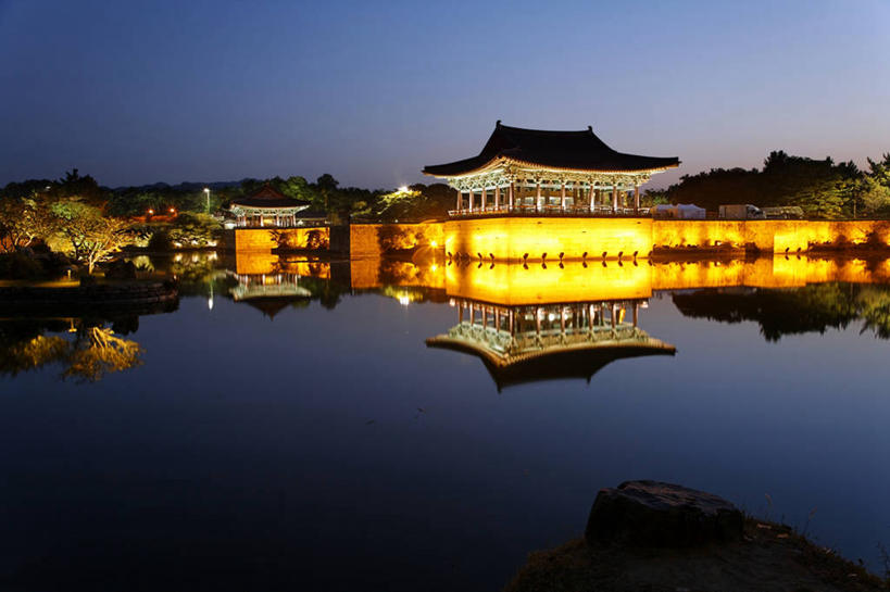 无人,横图,室外,夜晚,正面,旅游,度假,名胜古迹,植物,标志建筑,地标,建筑,庆州,韩国,亚洲,阴影,遗迹,光线,瓦片,影子,屋顶,池塘,水池,灯光,顶棚,瓦,古迹,文物,娱乐,建设,古建筑,树,树木,绿色,倒影,自然,享受,休闲,旅游胜地,放松,建造,生长,成长,倒映,古文明,东亚,屋瓦,大韩民国,庆尚北道,庆州市,反照,彩图,雁鸭池,道