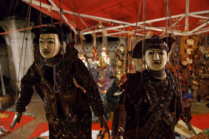 东方人,无人,站,横图,室内,夜晚,正面,民族服装,摆设,帽子,亚洲,许多,阴影,艺术,装饰,光线,人偶,影子,灯光,许多人,注视,黄种人,文化,装饰品,模型,装饰物,工艺品,观察,看,站着,一群人,观看,华丽,修饰,点缀,察看,高雅,木偶,关注,饰物,简洁,衬托,美观,雅致,雅观,木偶人,木人,男人,男性,年轻男性,亚洲人,站立,半身,彩图,传统服装,民俗服,牵线木偶