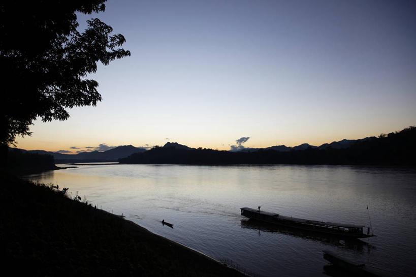 无人,横图,室外,白天,正面,旅游,度假,河流,美景,日落,树林,水,植物,船,亚洲,波纹,飞溅,溅,液体,河水,景观,水滴,水流,晚霞,霞光,落日,木船,背光,娱乐,澜沧江,水珠,树,树木,绿色,水纹,天空,自然,黄昏,船尾波,交通工具,波浪,天,享受,休闲,景色,彩霞,放松,生长,成长,舟,喷洒,自然风光,载具,逆光,九龙江,湄公河,亚细亚,亚细亚洲,夕照,薄暮,夕阳,彩图,傍晚,斜阳