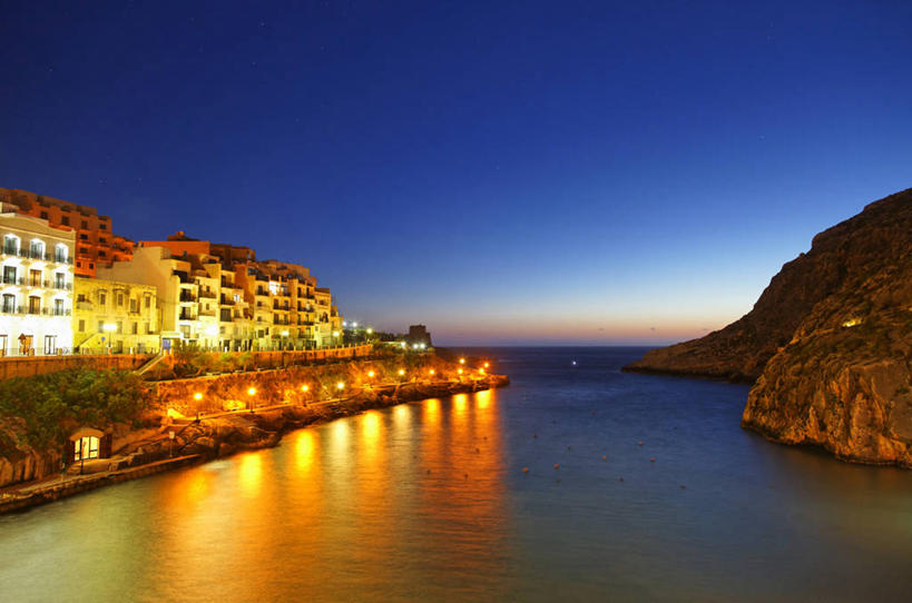 无人,家,横图,室外,夜晚,正面,度假,河流,美景,日落,山,山脉,水,植物,城市风光,城市,夜景,欧洲,马耳他,波纹,房屋,屋子,河水,景观,山峰,水流,晚霞,霞光,落日,公寓,涟漪,山峦,娱乐,洋房,楼房,住宅,树,树木,绿色,倒影,水纹,自然,黄昏,波浪,群山,享受,休闲,景色,彩霞,放松,生长,成长,倒映,水晕,夕照,反照,薄暮,马耳他共和国,戈佐岛,夕阳,彩图,傍晚,房子,斜阳