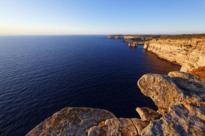 无人,横图,室外,白天,正面,旅游,度假,海浪,海洋,石头,美景,欧洲,马耳他,阴影,光线,石子,影子,景观,浪花,水平线,辽阔,海平线,娱乐,蓝色,蓝天,天空,阳光,自然,海水,天,享受,休闲,广阔,景色,放松,晴朗,一望无际,自然风光,海景,万里无云,无边无际,一马平川,马耳他共和国,戈佐岛,大海,风浪,海,海水的波动,近岸浪,石块,涌浪,晴空,晴空万里,彩图,水天相接,水天一线