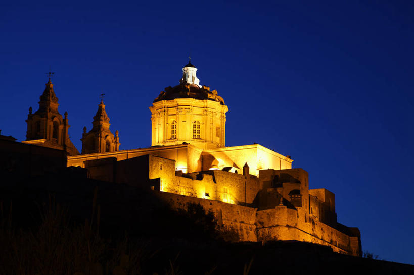 无人,横图,室外,夜晚,仰视,旅游,度假,名胜古迹,山,山脉,标志建筑,地标,建筑,夜景,欧洲,马耳他,阴影,遗迹,光线,影子,堡垒,城堡,山峰,灯光,山峦,古迹,文物,娱乐,建设,古建筑,群山,享受,休闲,旅游胜地,放松,要塞,古文明,马耳他共和国,设防,姆迪纳,彩图,低角度拍摄