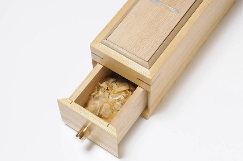 无人,横图,俯视,室内,特写,白天,白色背景,桌面,桌子,金属制品,一堆,许多,阴影,堆叠,堆积,反射,金属,木制,工具,刨丝器,影子,刀具,鲣鱼,很多,一个,木制品,刀,摄影,影棚,单个,堆,小金枪鱼,炸弹鱼,彩图,高角度拍摄,影棚拍摄,拍摄