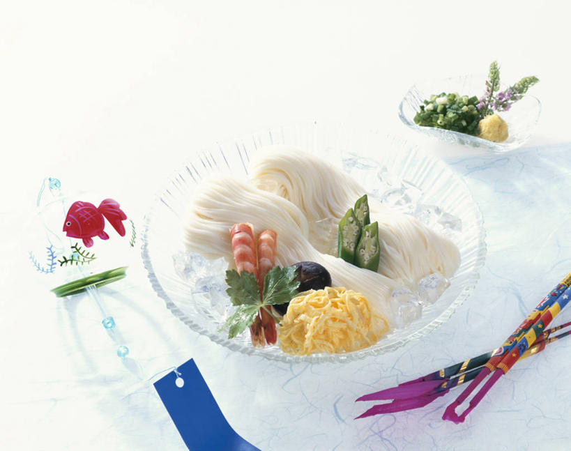 面食,面条,无人,横图,俯视,室内,特写,白天,白色背景,餐桌,桌子,烟火,蔬菜,餐具,一堆,许多,堆叠,堆积,新鲜,装饰,碟子,盘,面,虾,食品,很多,大虾,食物,两个,焰火,盘子,碟,摄影,有机食品,绿色食品,影棚,对虾,餐台,堆,华丽,修饰,点缀,礼花,仙女棒,斑节虾,衬托,美观,雅致,雅观,花炮,礼花炮,东方对虾,中国对虾,手持喷泉,手持烟花,烟花,彩图,高角度拍摄,影棚拍摄,拍摄