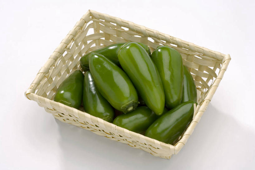 无人,交叉,横图,俯视,室内,特写,白天,白色背景,竹子,辣椒,蔬菜,一堆,许多,阴影,堆叠,堆积,竹制,新鲜,编织,反射,篮子,影子,食品,很多,食物,一个,绿色,竹篮,摄影,有机食品,绿色食品,影棚,单个,竹条,堆,交织,竹制品,辣角,大椒,辣虎,广椒,穿插,墨西哥辣椒,辣子,海椒,番椒,彩图,高角度拍摄,影棚拍摄,拍摄