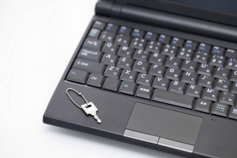 无人,横图,俯视,室内,特写,白天,白色背景,安全,电脑,笔记本电脑,静物,一把,连接,阴影,装饰,反射,网络,影子,防护,钥匙,钥匙圈,通讯设备,摄影,影棚,保护,华丽,修饰,一台,点缀,无线,开启,封闭,钥匙链,保险,通信设备,无线网络,私密,钥匙扣,无线上网,便携式电脑,保全,周全,安稳,安定,防盗,衬托,美观,雅致,雅观,贯穿,连结,衔接,串连,平安,手提电脑,彩图,高角度拍摄,影棚拍摄,拍摄,锁匙扣,钥匙挂