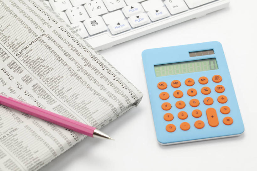 无人,横图,俯视,室内,特写,白天,白色背景,阅读,计算器,键盘,静物,报纸,学习,阴影,反射,计算,科学,信息,笔,标志,数字,文字,影子,字符,办公用品,输入设备,通讯设备,标识,文具,铅笔,学习用品,浏览,理财,财务,摄影,阿拉伯数字,影棚,新闻,文具用品,一支,数学,通信设备,自动铅笔,电脑键盘,彩图,高角度拍摄,影棚拍摄,拍摄,报刊