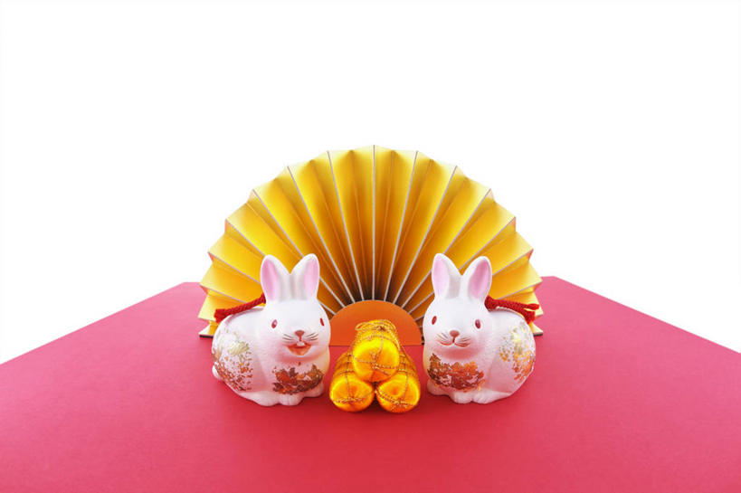 点心,月饼,无人,站,横图,俯视,室内,特写,白天,白色背景,哺乳动物,静物,餐具,雕塑,阴影,艺术,装饰,反射,兔子,雕刻,雕像,碟子,盘,扇子,影子,折扇,纸扇,料理,食品,面点,清凉,注视,凉爽,文化,传统,美食,十二生肖,食物,糕点,红色,动物,盘子,工艺品,碟,观察,看,站着,两只,属相,中式,摄影,生肖,影棚,观看,纪念,兔,美术,察看,关注,主题,陈列,功能,美学,撒扇,兽历,宫饼,胡饼,团圆饼,小饼,月团,陶瓷雕塑,站立,彩图,高角度拍摄,全身,影棚拍摄,拍摄,传统文化