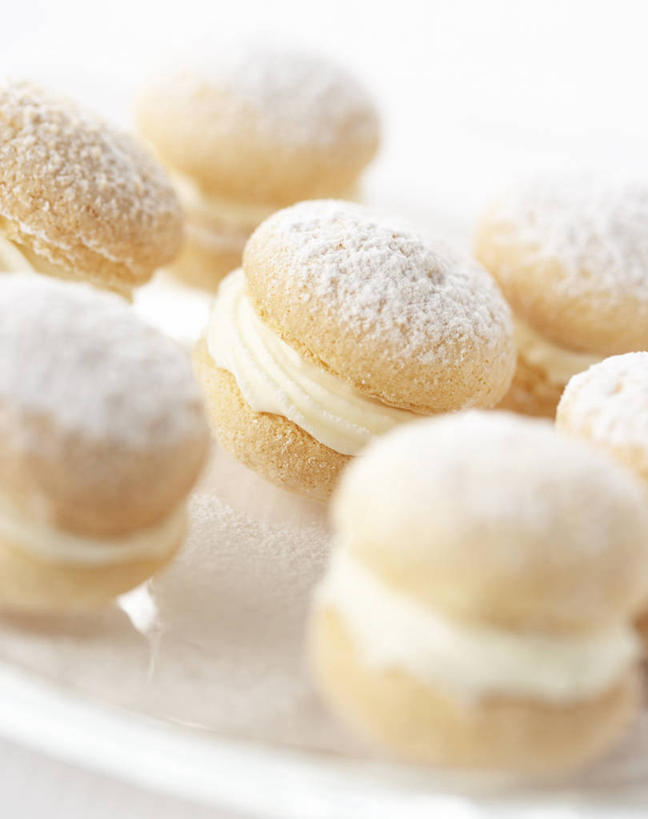 点心,无人,竖图,俯视,室内,特写,白天,白色背景,餐具,许多,阴影,朦胧,模糊,反射,碟子,盘,影子,食品,泡芙,甜点,甜品,食物,糕点,盘子,碟,甜食,奶油,摄影,影棚,乳制品,激凌,克林姆,淇淋,彩图,高角度拍摄,影棚拍摄,拍摄