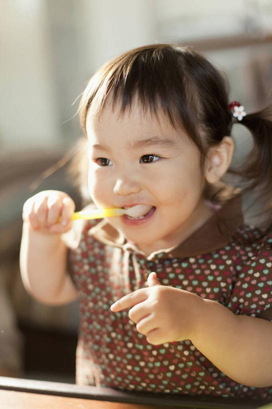 东方人,儿童,一个人,坐,笑,微笑,露齿笑,竖图,室内,白天,正面,纯洁,餐桌,桌子,亚洲,仅一个女性,仅一个人,握,服装,朦胧,模糊,勺子,食品,营养,拿,拿着,注视,休闲装,黄种人,食物,小孩,衣服,调羹,汤匙,观察,看,仅一个小孩,休闲,休闲服,可爱,童年,童趣,握着,服饰,餐台,观看,察看,关注,童真,烂漫,无邪,养分,天真,女孩,女人,女性,亚洲人,孩子,坐着,半身,彩图,婴儿食物,女生