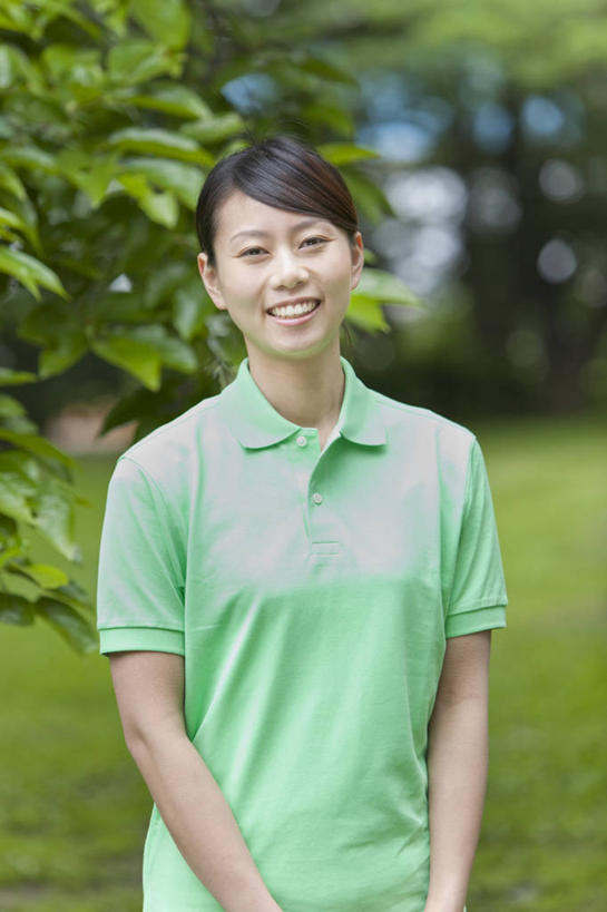 东方人,一个人,站,笑,微笑,露齿笑,竖图,室外,白天,正面,T恤衫,草地,草坪,植物,亚洲,仅一个年轻女性,仅一个女性,仅一个人,阴影,服装,朦胧,模糊,光线,影子,T恤,注视,休闲装,黄种人,草,树,树木,衣服,绿色,阳光,自然,观察,看,站着,护工,休闲,休闲服,护理,服饰,生长,成长,观看,照顾,察看,关注,护理工,照看,护理员,年轻女性,女人,女性,亚洲人,站立,半身,彩图