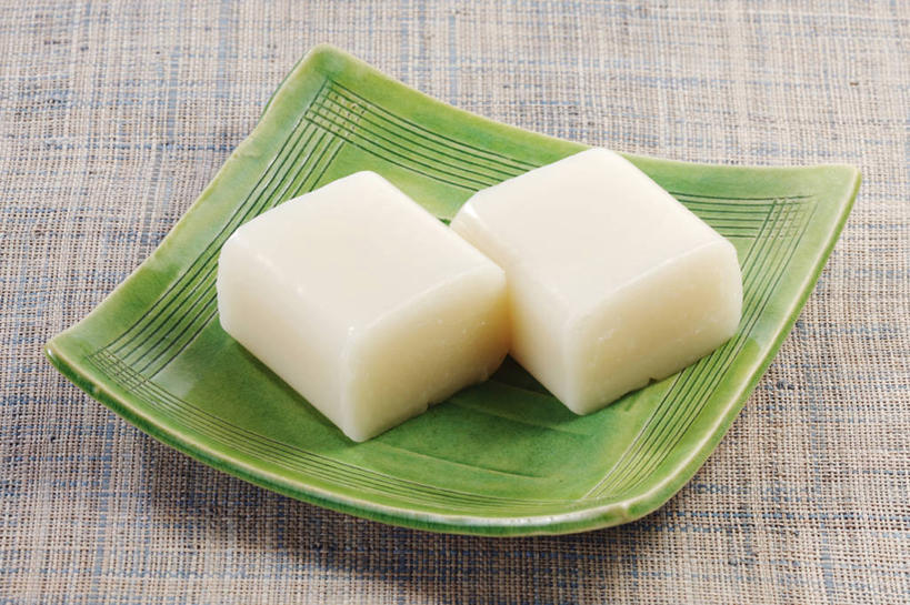 无人,横图,俯视,室内,特写,白天,餐桌,桌面,桌子,餐具,阴影,节日,反射,布料,碟子,盘,影子,年糕,布纹,文化,桌布,两个,绿色,盘子,餐巾,碟,台布,祈祷,许愿,餐台,纪念,祈求,祭祀,镜饼,平安,餐桌布,彩图,高角度拍摄,传统文化