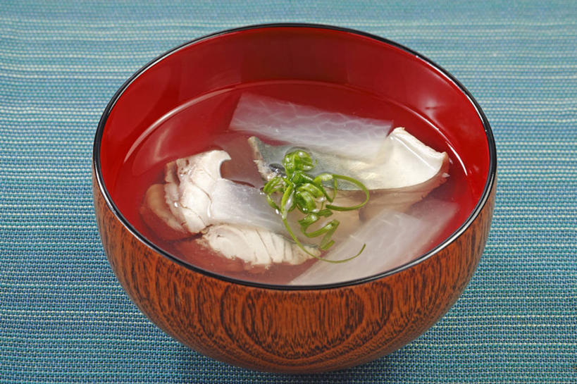 无人,横图,俯视,室内,特写,白天,烹饪,餐桌,桌子,蔬菜,阴影,新鲜,反射,影子,陶瓷,葱,青葱,肉,鱼肉,日本料理,料理,食品,陶瓷制品,菜肴,美食,肉类,食物,一个,容器,碗,日式料理,日式,佳肴,有机食品,绿色食品,单个,餐台,储藏,储存,鱼汤,肉食,彩图,高角度拍摄,贮存