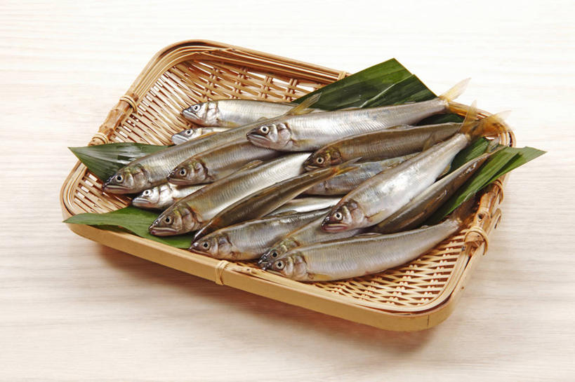 无人,交叉,横图,俯视,室内,特写,白天,餐桌,桌子,竹子,叶子,一堆,许多,阴影,堆叠,堆积,竹制,编织,反射,鱼,篮子,影子,绿叶,香鱼,鱼类,海洋生物,一个,竹篮,嫩叶,单个,餐台,竹条,堆,交织,死亡,竹制品,水生动物,水生物,海底动物,殒命,灭亡,穿插,瓜鱼,香油鱼,叶,叶片,彩图,高角度拍摄