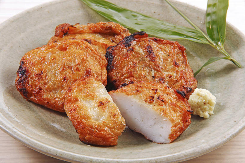 无人,横图,俯视,室内,特写,白天,烹饪,餐桌,桌子,叶子,阴影,反射,影子,陶瓷,肉,鱼肉,日本料理,料理,食品,绿叶,陶瓷制品,菜肴,美食,肉类,食物,一个,容器,碗,日式料理,日式,嫩叶,佳肴,单个,餐台,储藏,储存,肉食,鱼饼,叶,叶片,彩图,高角度拍摄,贮存